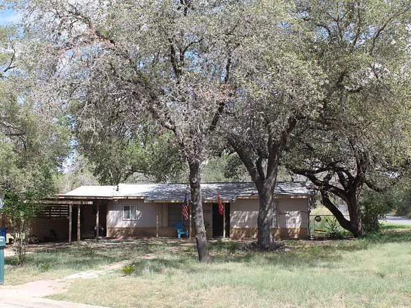 400 Mockingbird Ln, Devine, TX 78016