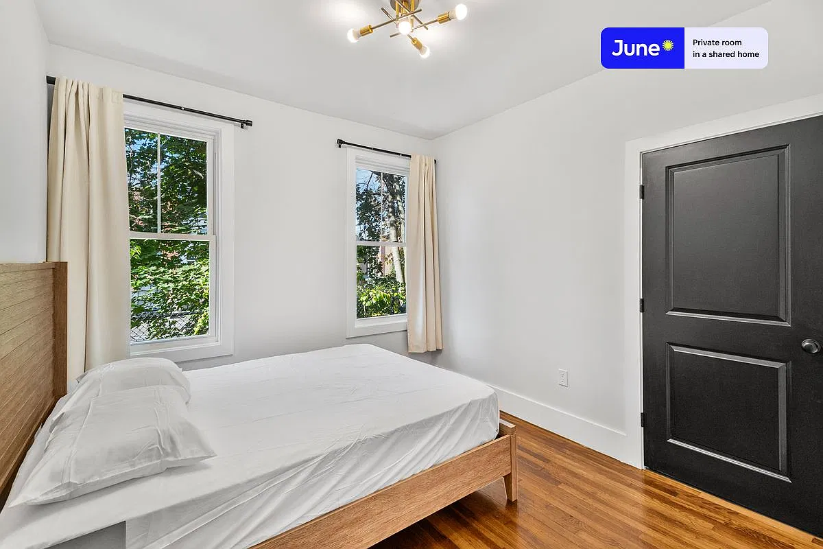 Queen bedroom in 5 bed/2 bath home in Roxbury #1901 A — Photo 3