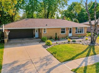 321 Cherry Ln, Little Chute, WI 54140