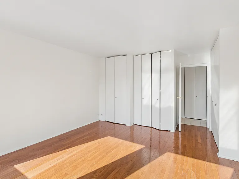 111 E Chestnut St #25F — Photo 7