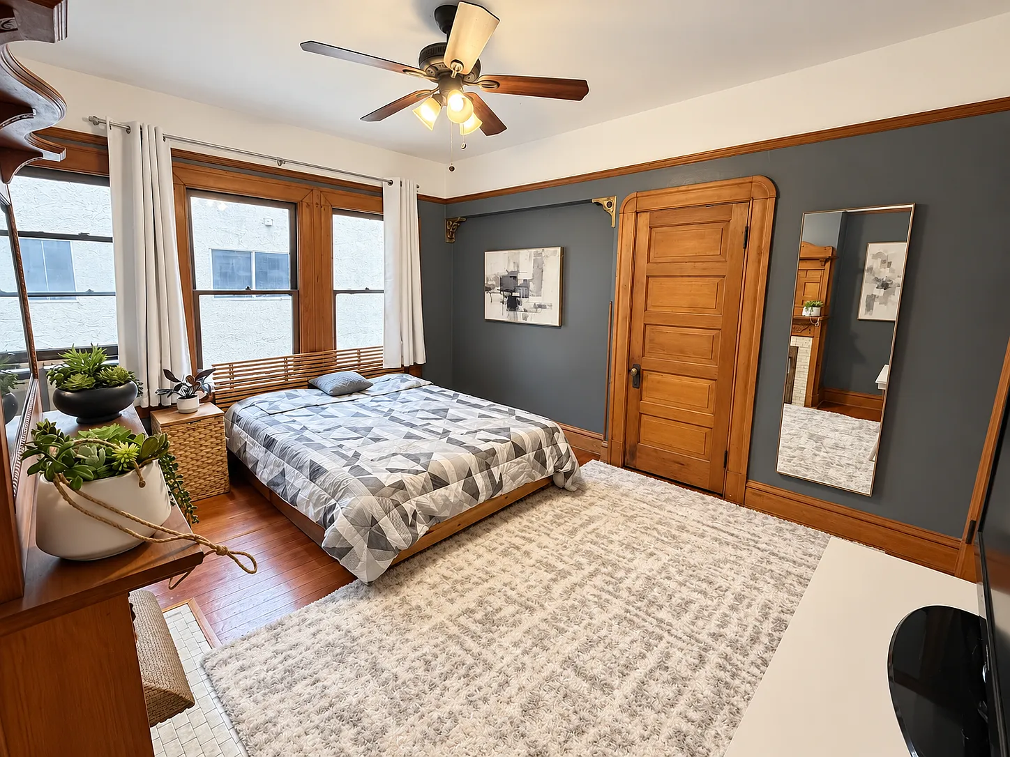 8 bed, 4321 sqft, $1,175 — Photo 2