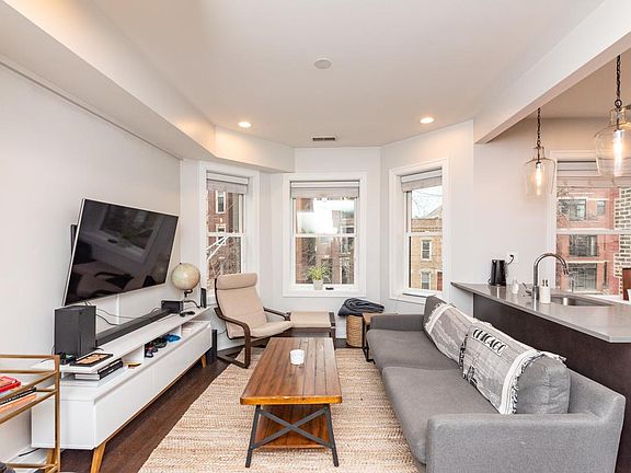 2nd image of 858 N Hermitage Ave #2F