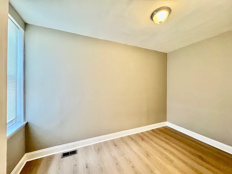 2528 S American St — Photo 11