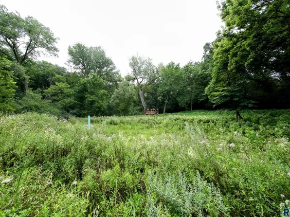 9 E Twin Oaks Est, Sioux Falls, SD 57105