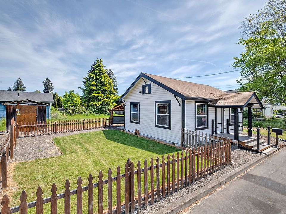 Easy-to-maintain, fenced yard, including lawnmower.