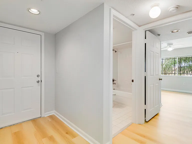 121 SW Palm Dr #306 — Photo 31