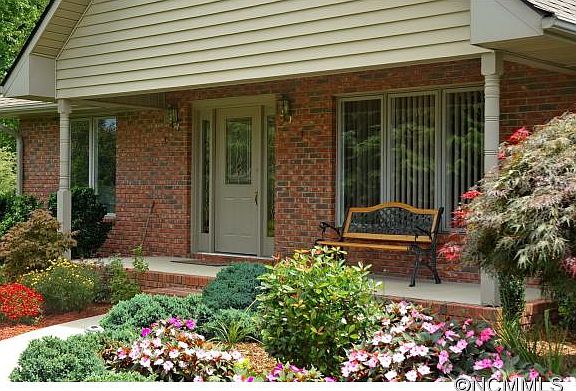 4th image of 303 Windy Knoll Dr