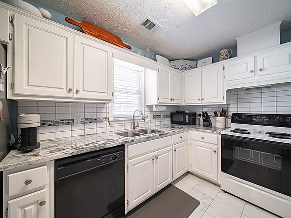 3rd image of 5743 Stoneridge Dr