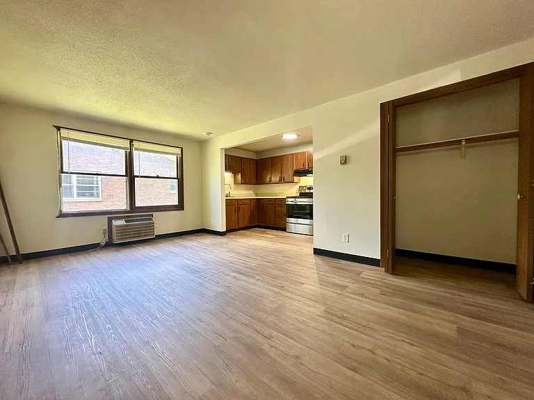 311 S Andrews St — Photo 1