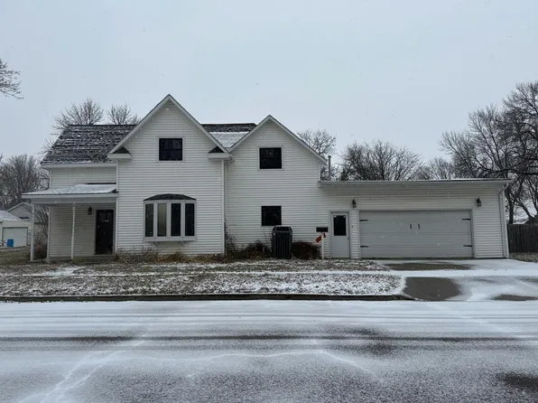 812 E 10th St, Dell Rapids, SD 57022