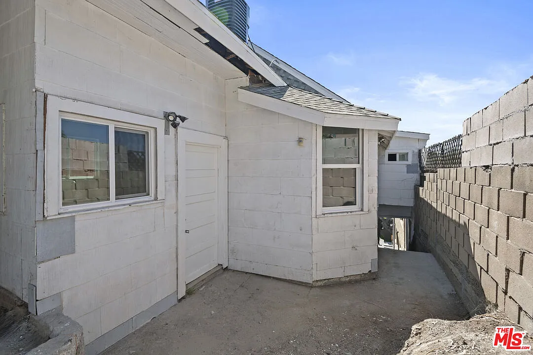 4 bed, 2.0 bath, 1980 sqft, $6,000 — Photo 2