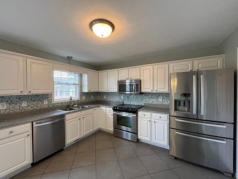 696 Wyndhurst Dr — Photo 8