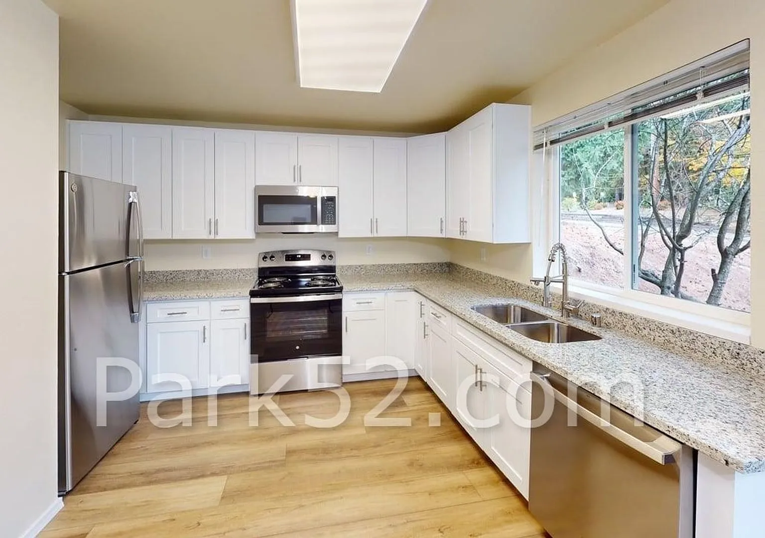 Renovated Ground-Floor 2 Bed, 1 Bath Apartment — Photo 1