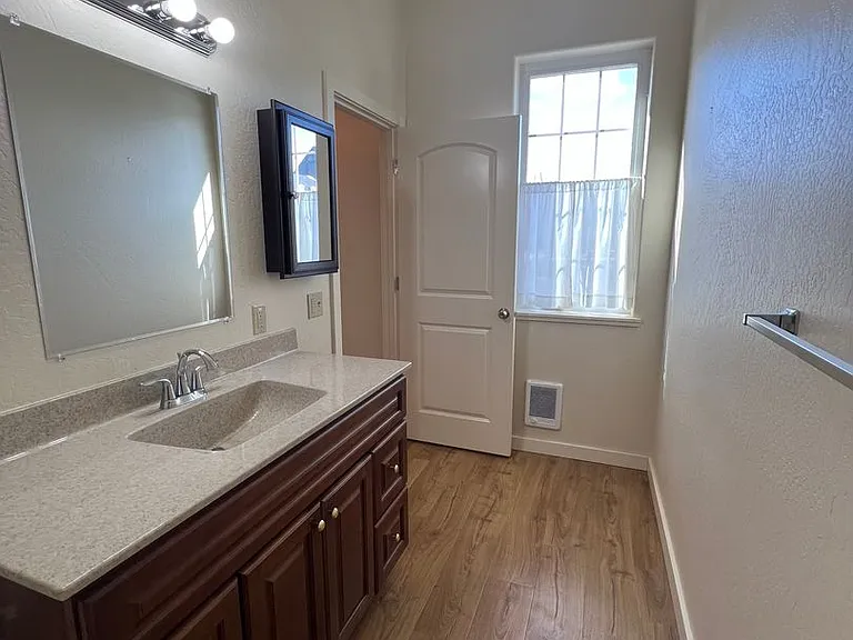 Furnished one Bedroom Apartment on 27 Acre Estate | Available Now — Photo 10