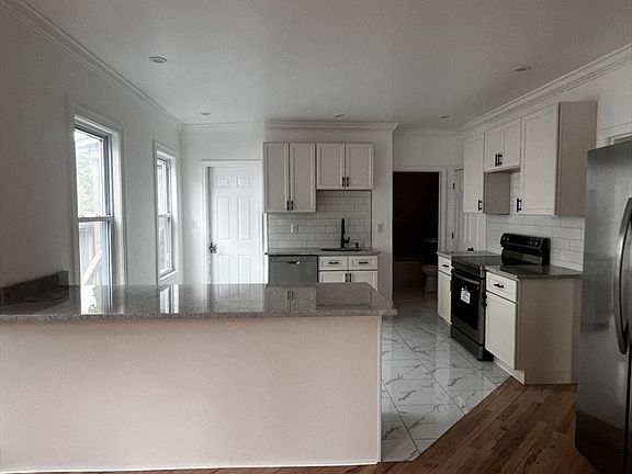 4th image of 19 Reeves St
