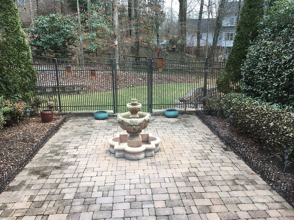 Back patio/courtyard