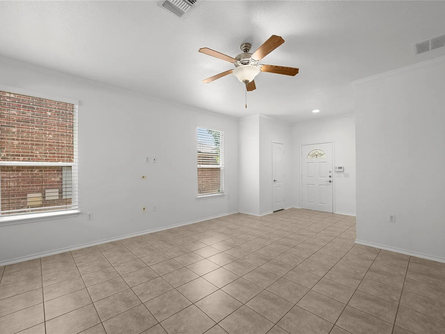 3 bed, 2.5 bath, 2105 sqft, $2,200 — Photo 3