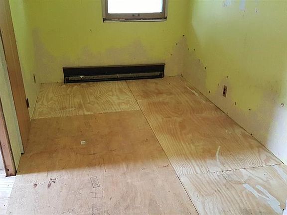 3rd image of 10 Seneca Manor Dr