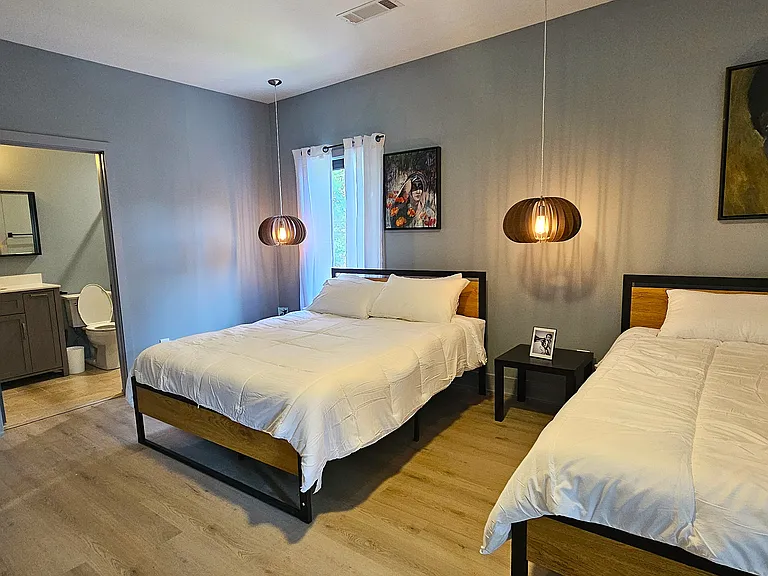 2nd Floor bedroom (2- queen beds)