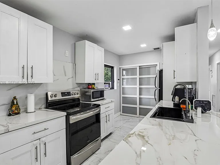 1421 N 68th Ter — Photo 11