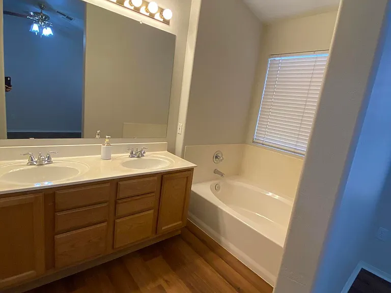 1704 E Pontiac Dr — Photo 11