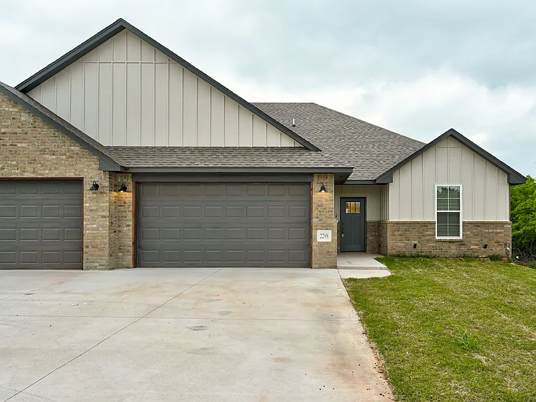 2298 E Sooner Rd — Photo 3