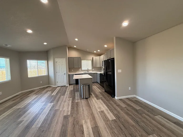 153 S Stardust Cir — Photo 3