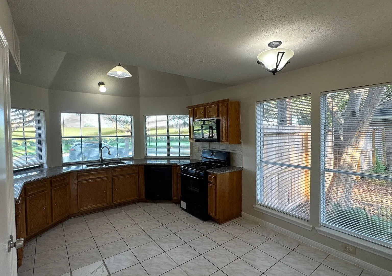 Well Kept 3 Bed 2.5 Bath in Prime Location — Photo 4