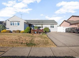 59 Cheshire Rd, Bethpage, NY 11714