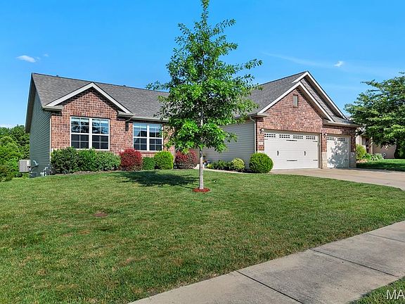 2nd image of 1913 Crimson Oak Dr