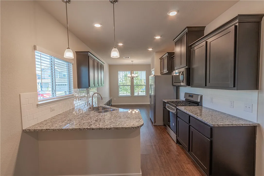 3 bed, 1430 sqft, $2,000 — Photo 2