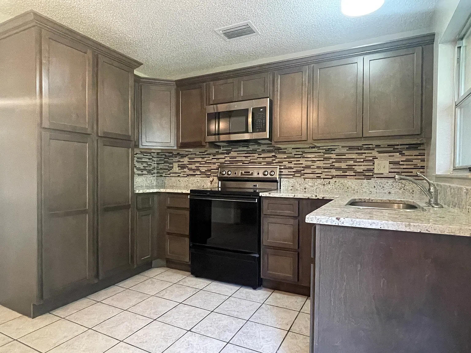 3 bed, 1322 sqft, $1,995 — Photo 3
