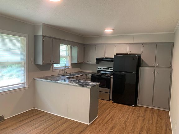 3rd image of 934 Canterbury Ct