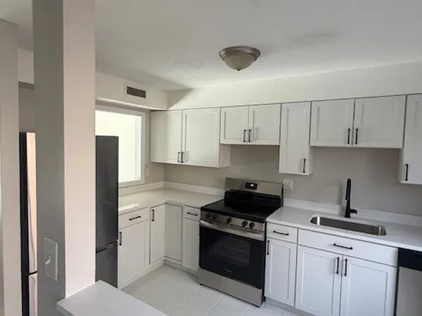 16 Beals Cove Rd APT C, Hingham, MA 02043