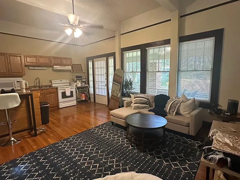Beautiful downtown quad. 1 and 2 bed units available now. Pets allowed. — Photo 10