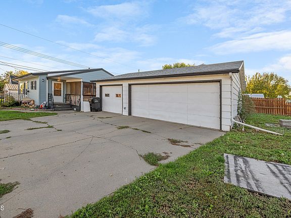 4th image of 311 9th Ave W