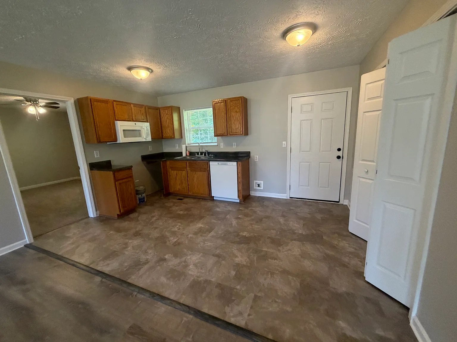3 bed, 1334 sqft, $1,795 — Photo 4