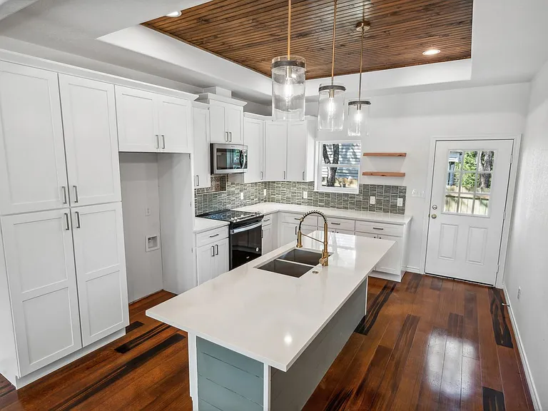 5726 Barkridge Dr — Photo 5
