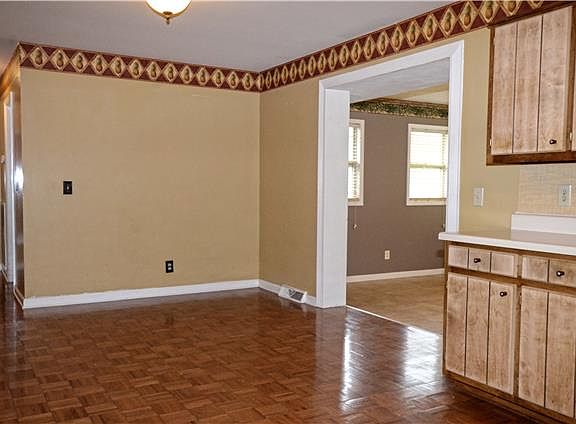 5th image of 922 Temple Ct