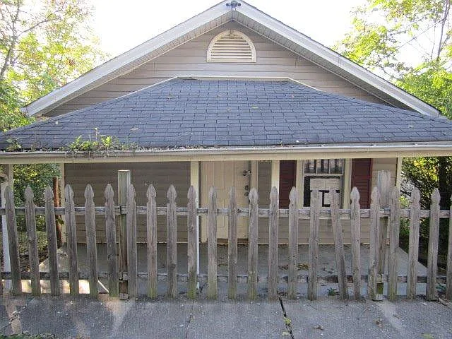 1865 Kahn Ave photo 1