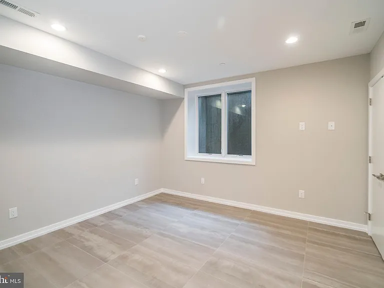 1430 Clymer St #1 — Photo 17