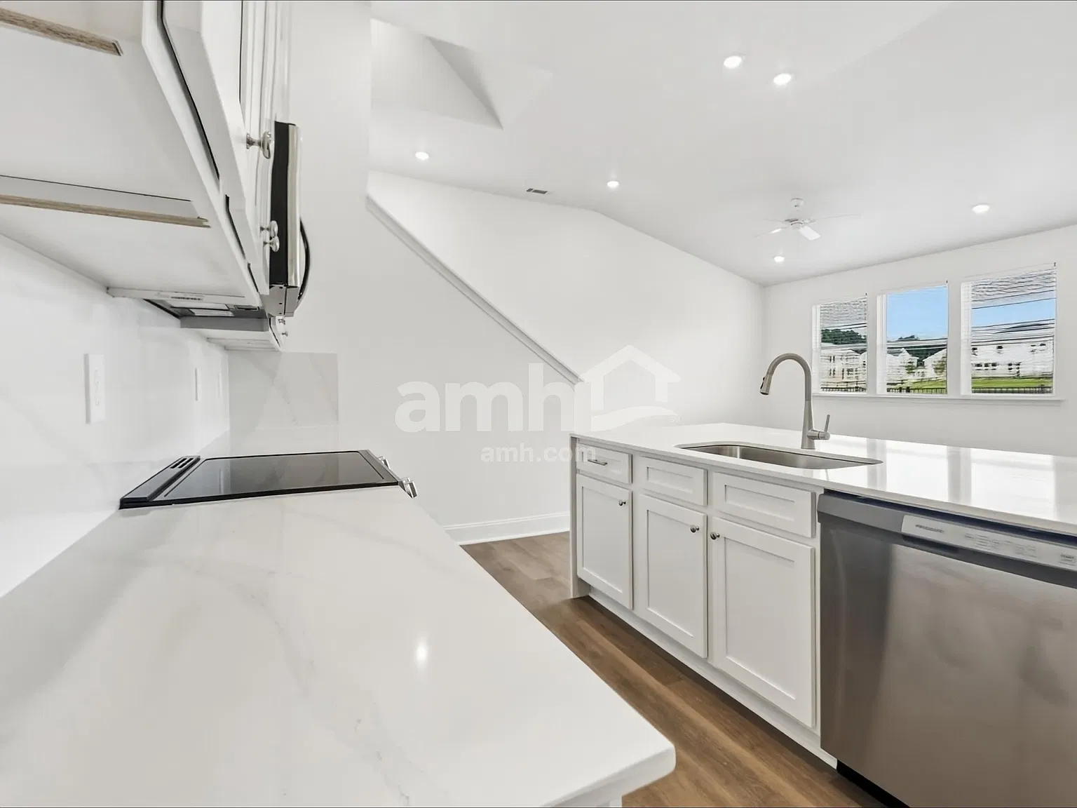 5 bed, 4.0 bath, 2714 sqft, $2,995 — Photo 3
