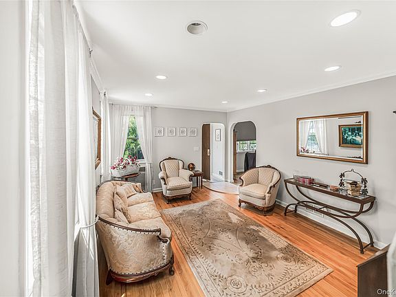 4th image of 248 Kensington Road S