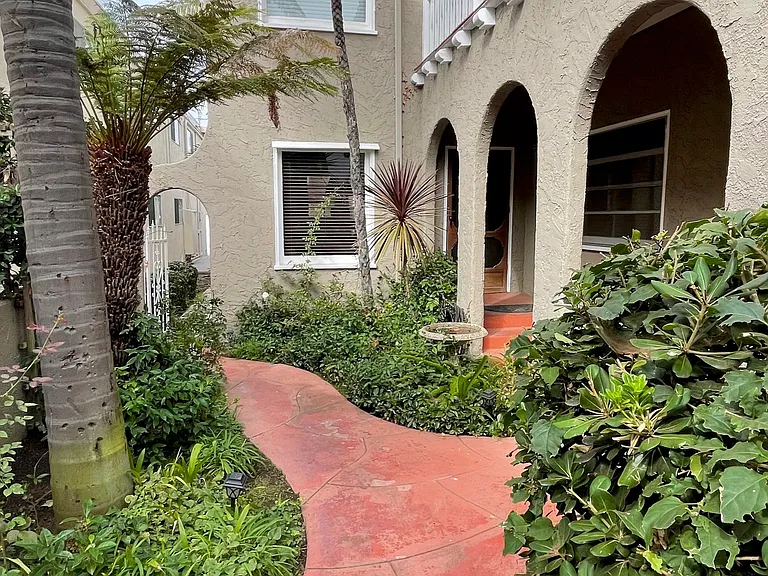 221 Loma Ave #C — Photo 3
