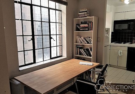 4th image of 320 E 42nd St APT 810