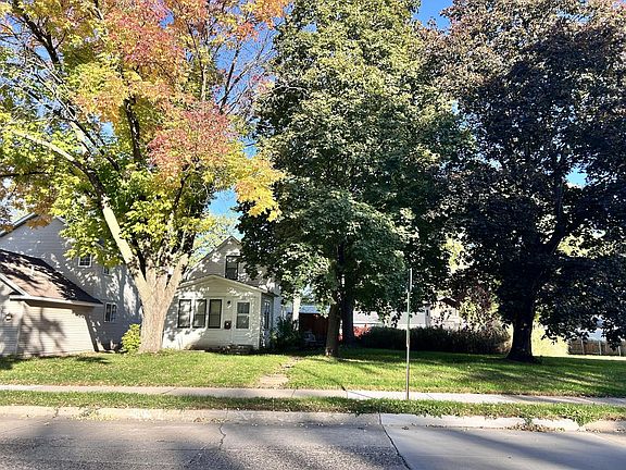 5th image of 233 17th Ave N