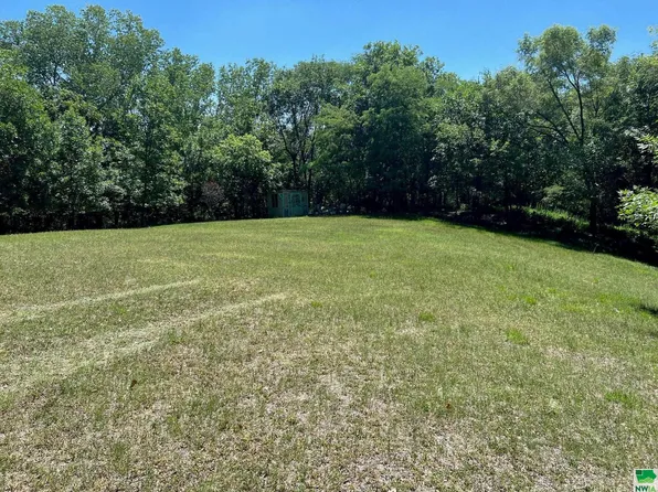 3326 W 5th St, Sioux City, IA 51103
