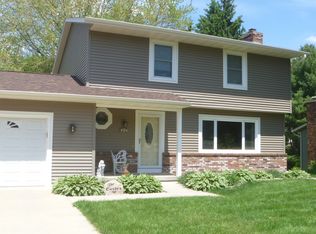 512 Woodvale Dr, Deforest, WI 53532