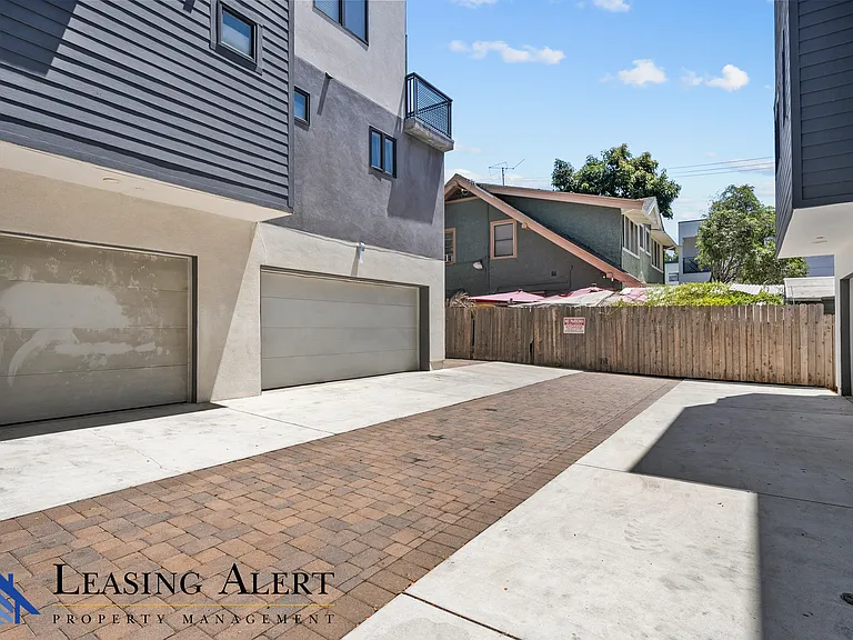 1957 1/2 Vista Del Mar Ave — Photo 19
