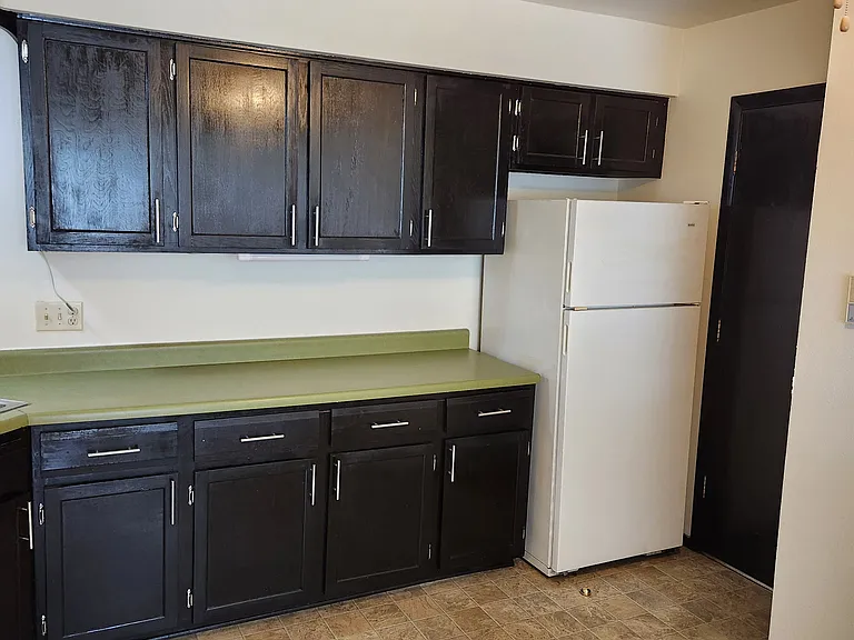 670 E Lincoln Ave — Photo 3